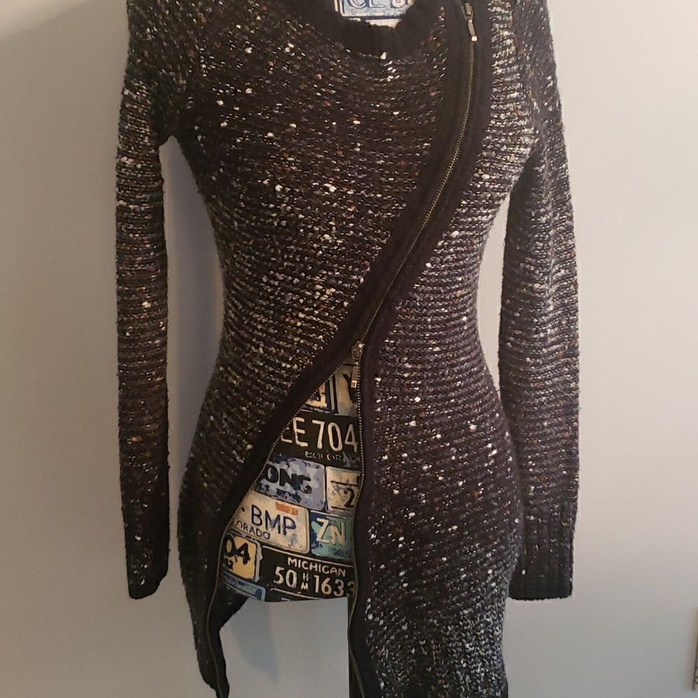 BCBGMaxazria Sweater!🖤🤎🤍   - Picture 9 of 9